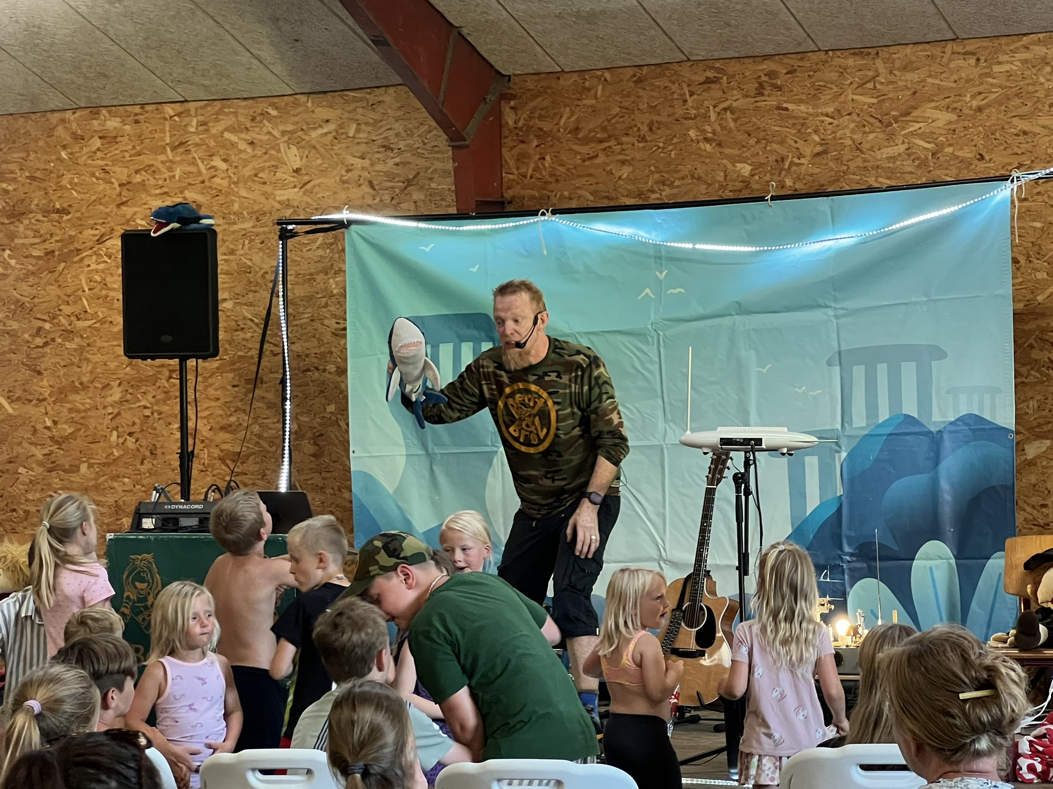Børn og voksne deltager i aktiviteter